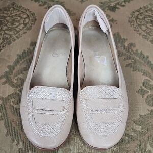 4/$20 Michelle D Cream Flats with Decorative Stitching